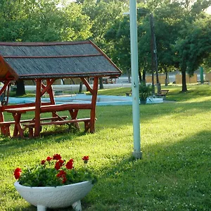 Szegedi Partfuerdo Es Campingplatz Szegedin